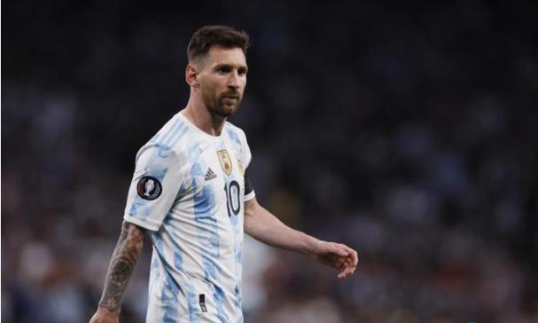 9岁男孩行动不便，奶奶陪读进校园，同学举动让人泪目